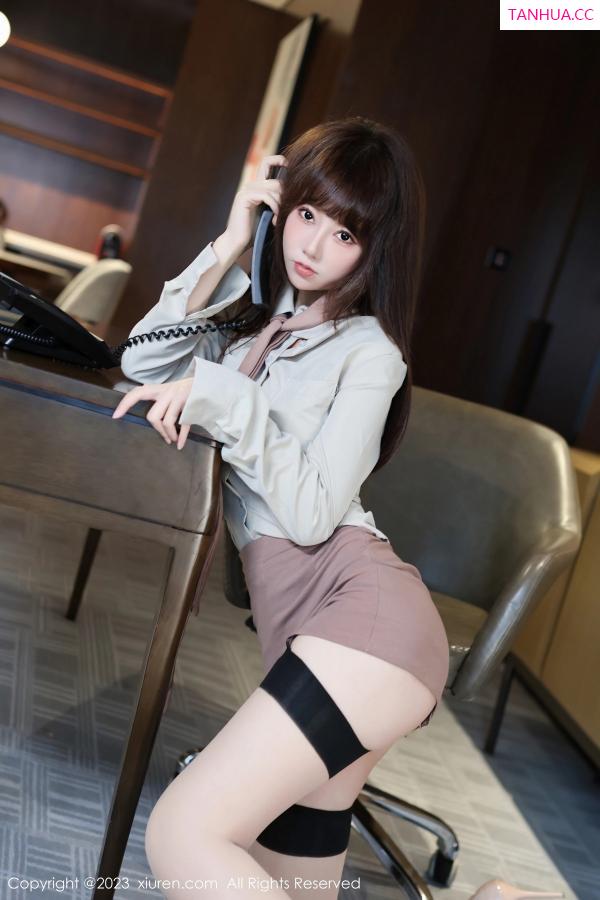   [XiuRen]高清写真图 2023.11.10 No.7643 白笑笑 短裙美腿第15张图片